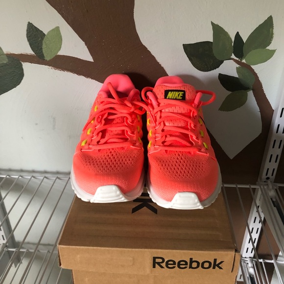 NEW DISCONTINUED RARE Womens Nike Air Zoom Vomero 12 - 6.5 - Picture 4 of 5